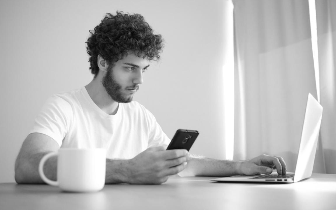 Estudiantes de Venorylaxio aplicando técnicas de SEO móvil